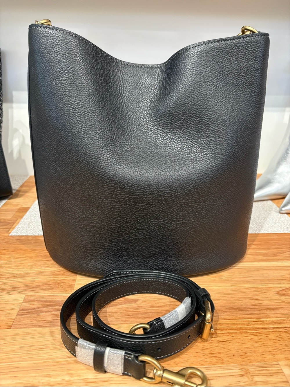 Coach Willow Black Pebbled Leather Bucket Shoulder Bag CW624 - Picture 2 of 5